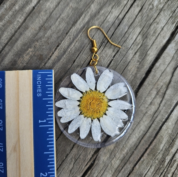 Stunning Daisy Flower Earrings - Picture 4 of 4